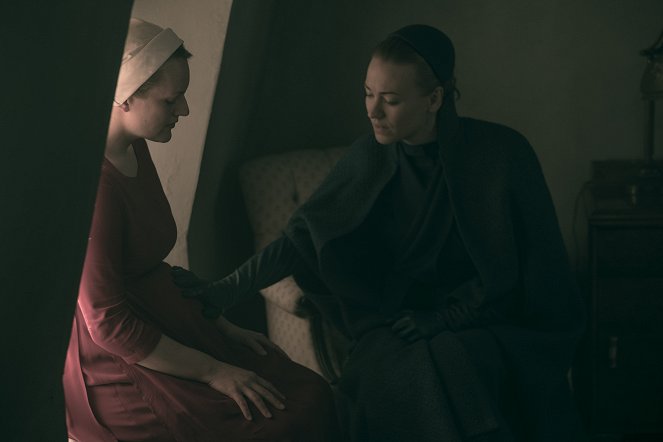 The Handmaid's Tale - Kluge Gewalten - Filmfotos - Elisabeth Moss, Yvonne Strahovski