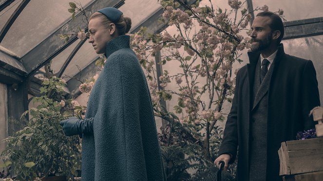 The Handmaid's Tale - Smart Power - Kuvat elokuvasta - Yvonne Strahovski, Joseph Fiennes