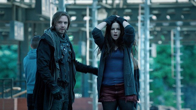 12 Monkeys - L'Enigme - Film - Aaron Stanford, Emily Hampshire
