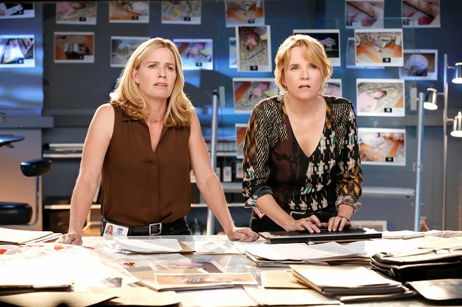 CSI: Crime Scene Investigation - Season 14 - Under a Cloud - Photos - Elisabeth Shue, Lea Thompson
