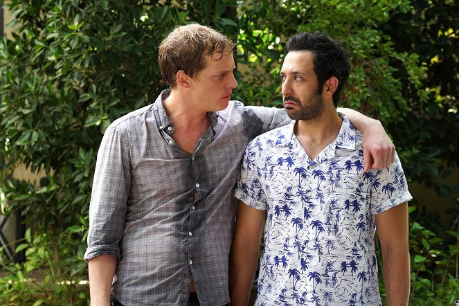 Eres lo peor - Other Things You Could Be Doing - De la película - Chris Geere, Desmin Borges