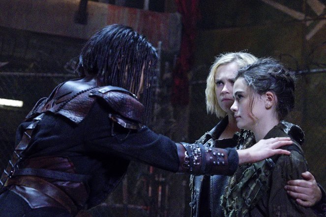 The 100 - Exit Wounds - Van film - Eliza Taylor, Lola Flanery