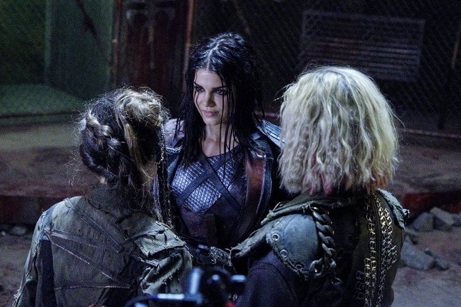The 100 - Exit Wounds - Van film - Marie Avgeropoulos
