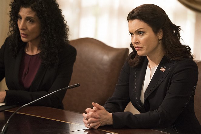 Scandal - Standing in the Sun - Photos - Bellamy Young