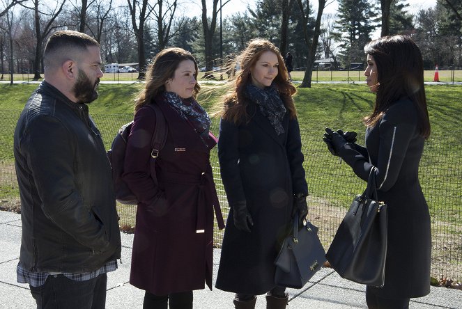 Scandal - Standing in the Sun - Photos - Guillermo Díaz, Katie Lowes, Darby Stanchfield, Kerry Washington