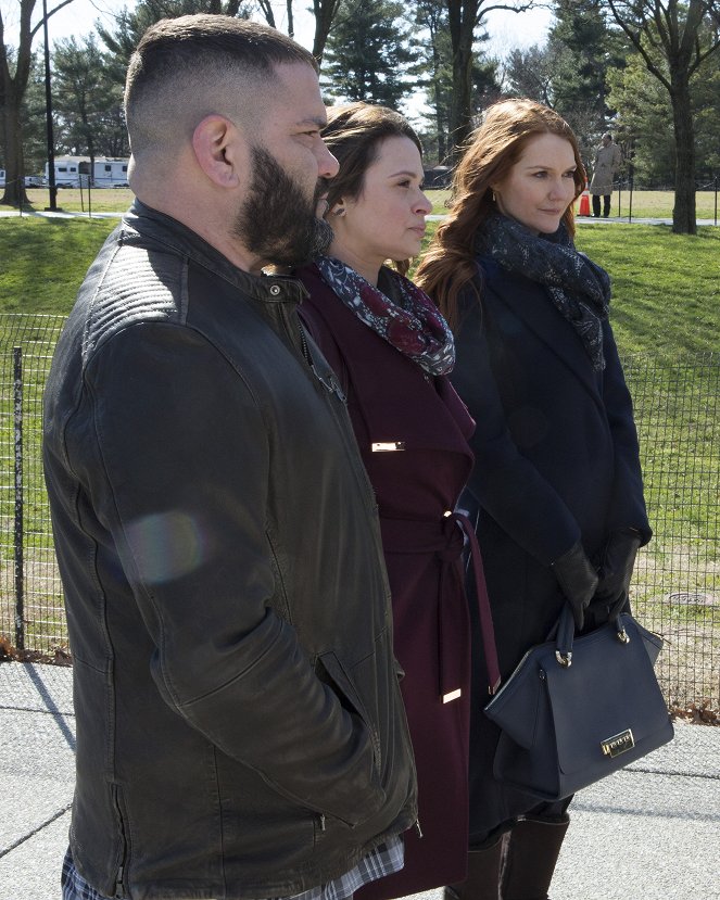 Scandal - Standing in the Sun - Photos - Darby Stanchfield