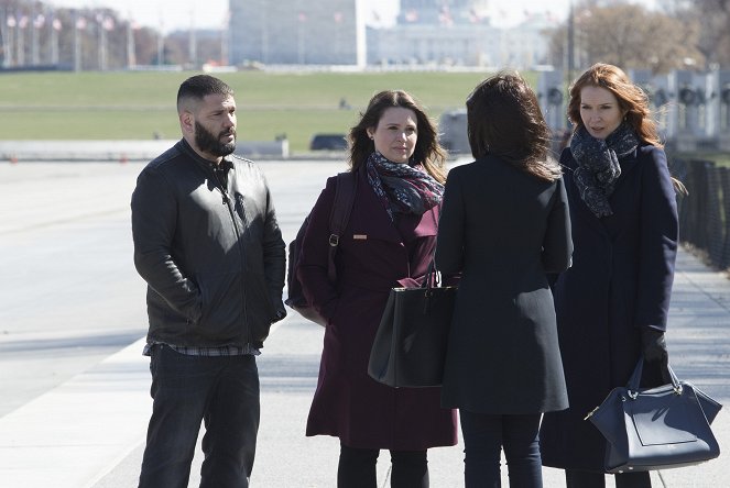 Scandal - Standing in the Sun - Van film - Guillermo Díaz, Katie Lowes, Darby Stanchfield