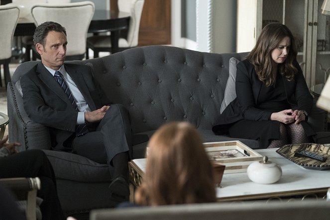 Scandal - Over a Cliff - Photos - Tony Goldwyn, Katie Lowes