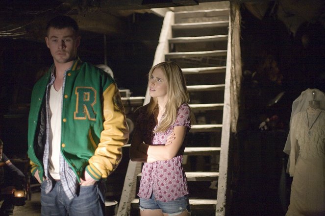 The Cabin in the Woods - Filmfotos - Chris Hemsworth, Anna Hutchison