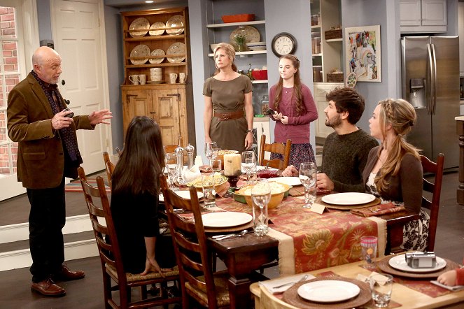 Miehen paikka - Thanksgiving - Kuvat elokuvasta - Hector Elizondo, Nancy Travis, Kaitlyn Dever, Jordan Masterson, Amanda Fuller