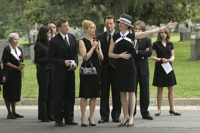 Desperate Housewives - Season 1 - There Won't Be Trumpets - Photos - Doug Savant, Felicity Huffman, Steven Culp, Marcia Cross, Shawn Pyfrom, Joy Jorgensen