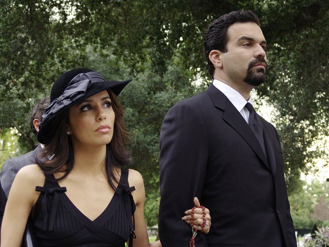 Desperate Housewives - Season 1 - There Won't Be Trumpets - Photos - Eva Longoria, Ricardo Chavira