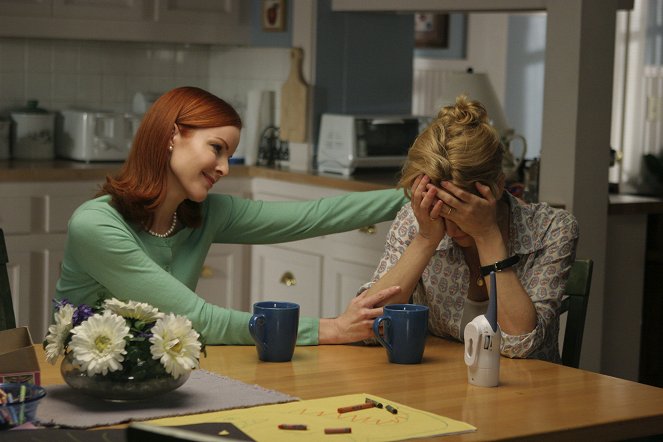 Desperate Housewives - Season 1 - Live Alone and Like It - Photos - Marcia Cross, Felicity Huffman