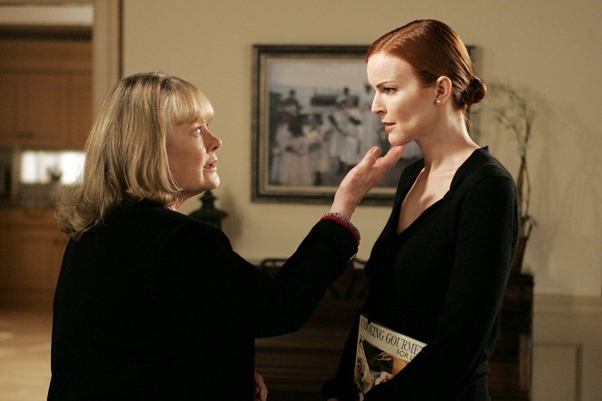 Desperate Housewives - Season 2 - You Could Drive a Person Crazy - Photos - Shirley Knight, Marcia Cross