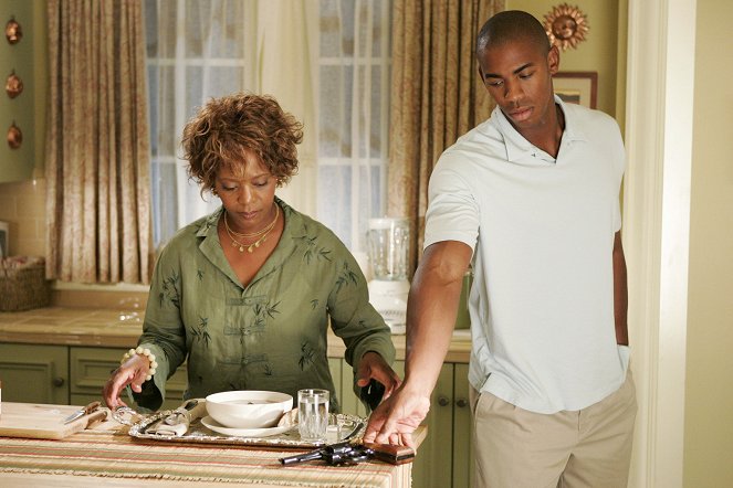 Desperate Housewives - Season 2 - You Could Drive a Person Crazy - Photos - Alfre Woodard, Mehcad Brooks