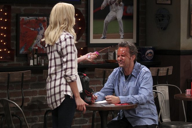 The Odd Couple - Season 2 - From Here to Maturity - Photos - Matthew Perry