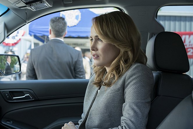 House of Cards - Chapter 53 - Photos - Dominique McElligott