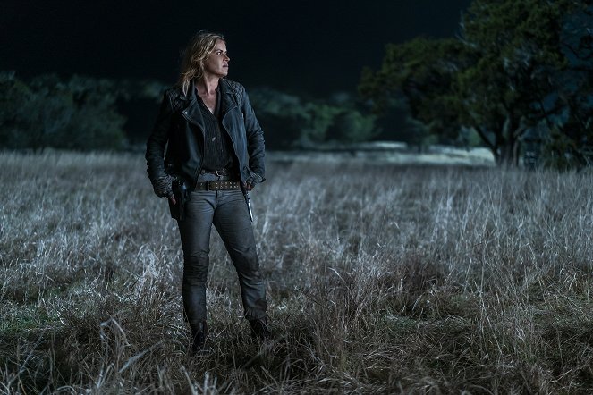 Fear the Walking Dead - No One's Gone - Photos - Kim Dickens