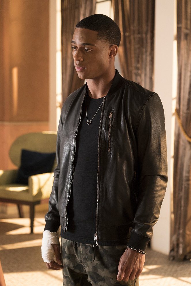 Famous in Love - Look Who's Stalking - Photos - Keith Powers
