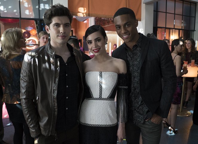 Famous in Love - The Good, the Bad and the Crazy - Van de set