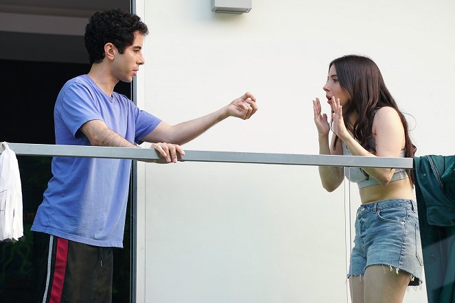 Alone Together - Season 1 - Pilot - Filmfotos - Benji Aflalo, Esther Povitsky