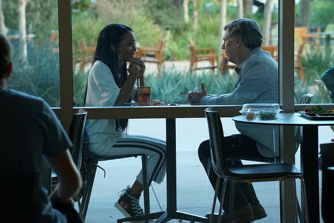 Grown-ish - If You're Reading This It's Too Late - Z filmu - Yara Shahidi, Chris Parnell