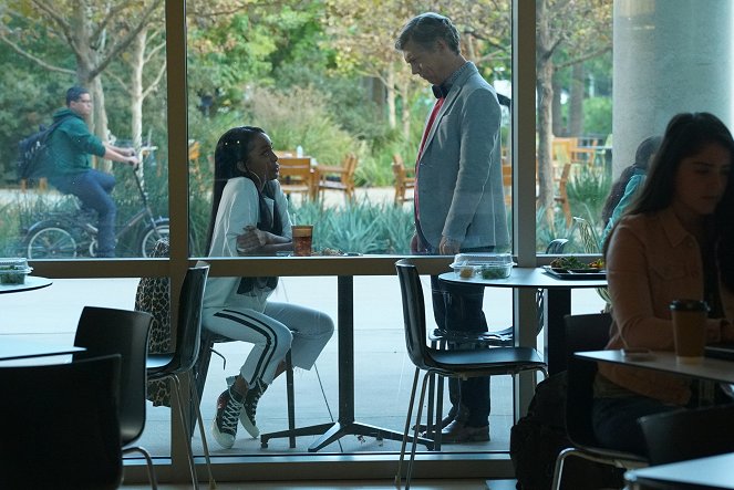 Grown-ish - If You're Reading This It's Too Late - Photos - Yara Shahidi, Chris Parnell