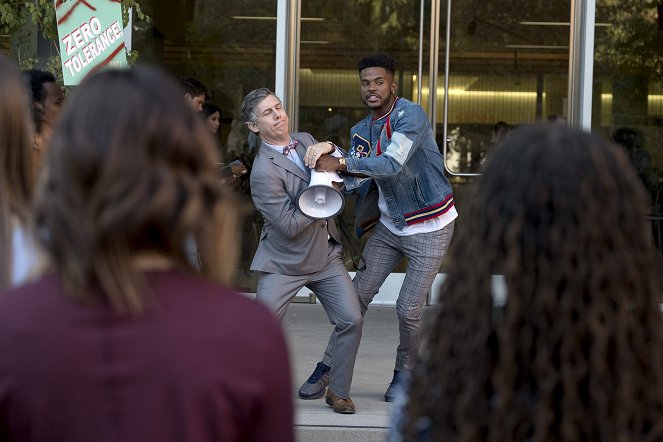 Grown-ish - Season 1 - Who Gon Stop Me - Photos - Chris Parnell, Trevor Jackson