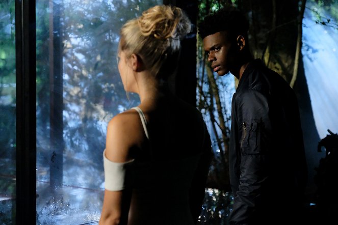 Cloak & Dagger - Stained Glass - De la película - Aubrey Joseph