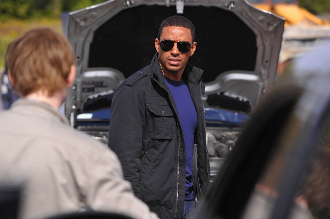 Breakout Kings - Season 1 - There Are Rules - Photos - Laz Alonso