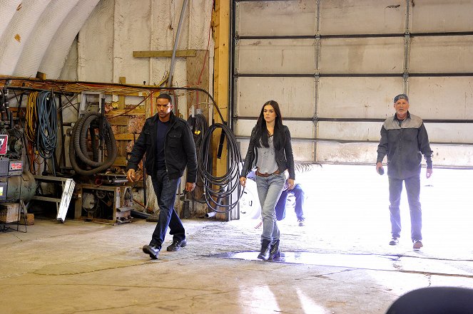 Breakout Kings - There Are Rules - Photos - Laz Alonso, Serinda Swan