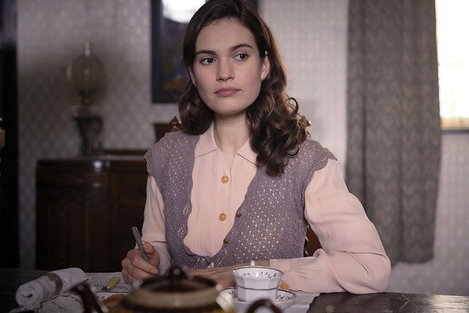 La sociedad literaria y el pastel de piel de patata - De la película - Lily James