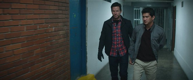 22 míľ - Z filmu - Mark Wahlberg, Iko Uwais
