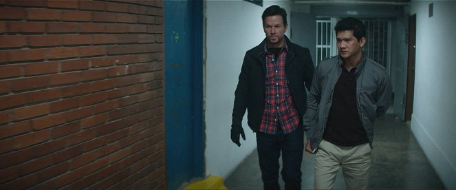 Mile 22 - Filmfotos - Mark Wahlberg, Iko Uwais