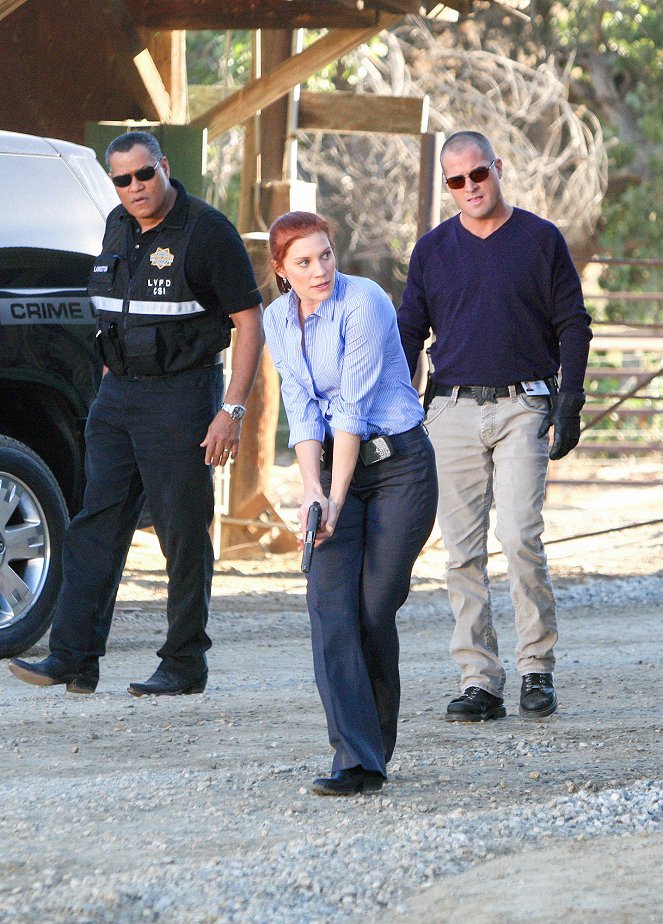 CSI: Crime Scene Investigation - Fracked - Photos - Laurence Fishburne, Katee Sackhoff, George Eads