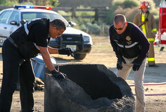 CSI: Crime Scene Investigation - Fracked - Photos - Laurence Fishburne, George Eads
