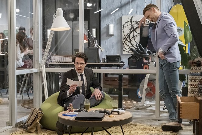 Kevin Can Wait - Sting of Queens: Part One - Photos - Ryan Cartwright, Christopher J. Hanke