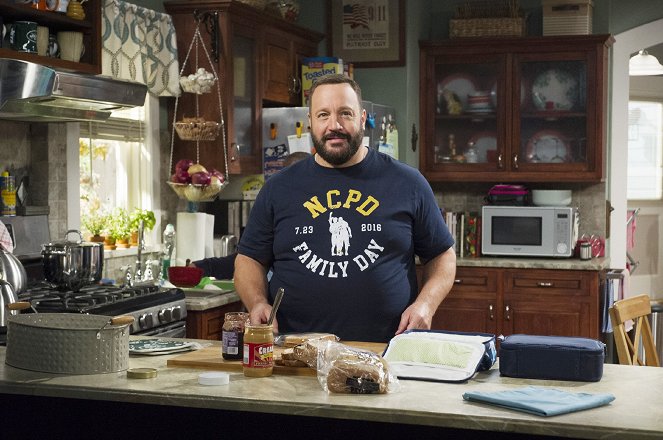 Kevin Can Wait - Season 2 - Business Unusual - Photos - Kevin James