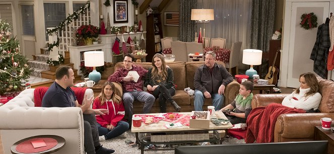 Kevin Can Wait - The Might've Before Christmas - Photos - Kevin James, Mary-Charles Jones, Ryan Cartwright, Taylor Spreitler, James DiGiacomo, Leah Remini