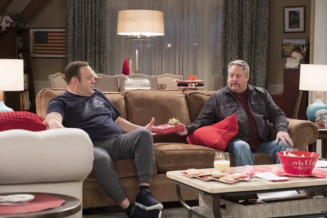 Kevin Can Wait - The Might've Before Christmas - Photos - Kevin James, Gary Valentine