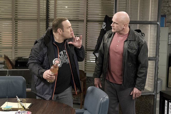 Kevin Can Wait - Monkey Fist Insecurity - Photos - Kevin James, Bas Rutten