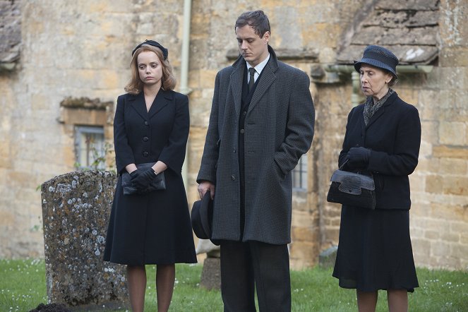 Father Brown - Season 2 - The Three Tools of Death - Photos - Alice Henley, Andrew Knott, Lynne Verrall