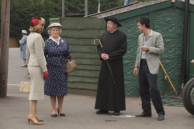 Father Brown - The Laws of Motion - Van film - Sorcha Cusack, Mark Williams, Alex Price