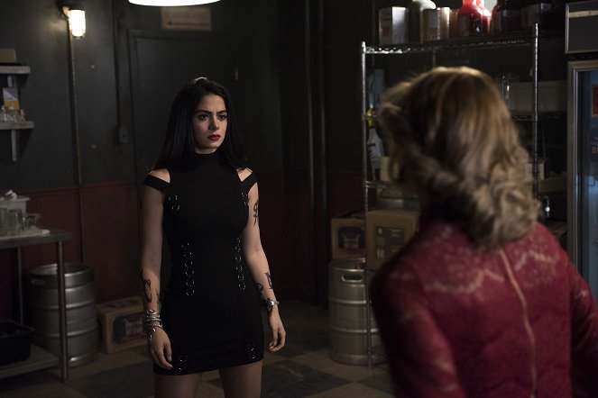 Shadowhunters: The Mortal Instruments - A Window Into an Empty Room - Photos - Emeraude Toubia