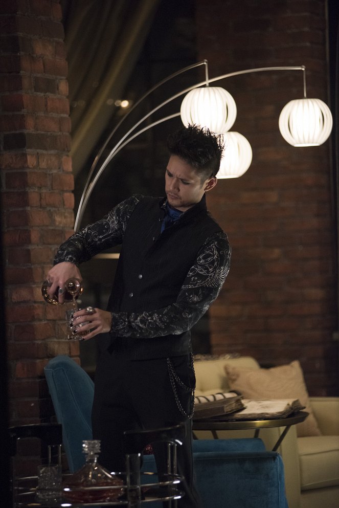 Shadowhunters: The Mortal Instruments - Season 3 - Salt in the Wound - Photos
