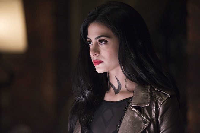 Shadowhunters: The Mortal Instruments - Salt in the Wound - Photos - Emeraude Toubia