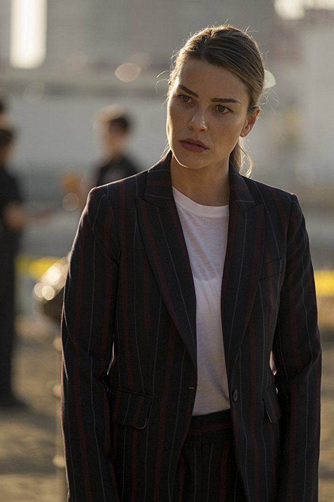 Lucifer - The One with the Baby Carrot - Photos - Lauren German