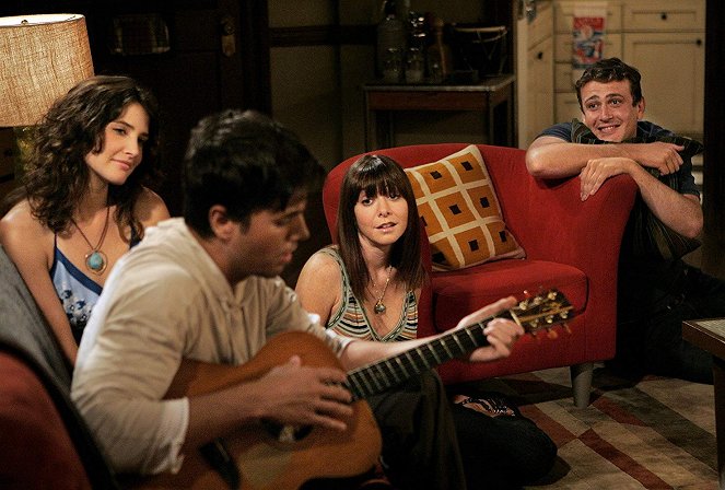 How I Met Your Mother - We're Not from Here - Photos - Cobie Smulders, Enrique Iglesias, Alyson Hannigan, Jason Segel