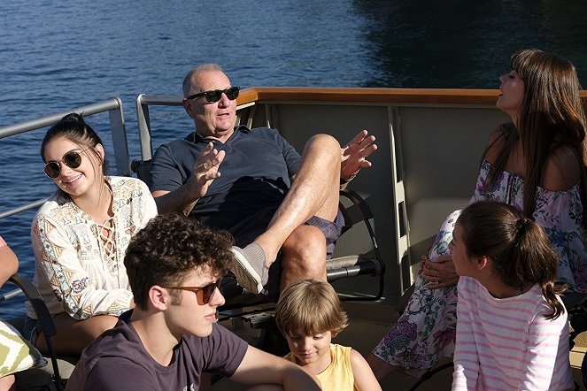 Modern Family - Season 9 - Lake Life - Van film - Ariel Winter, Nolan Gould, Ed O'Neill, Jeremy Maguire, Aubrey Anderson-Emmons, Sofía Vergara