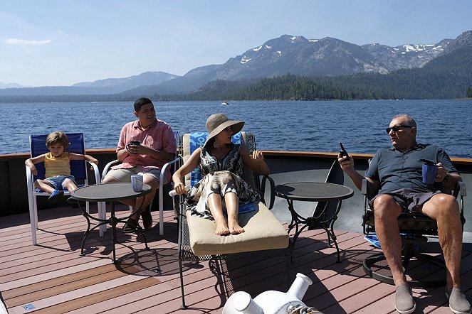 Modern Family - Season 9 - Lake Life - Photos - Jeremy Maguire, Rico Rodriguez, Sofía Vergara, Ed O'Neill